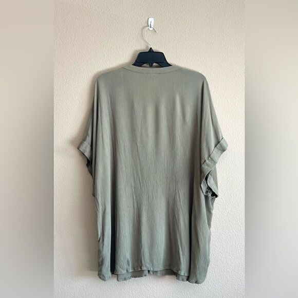 Green V Neck Blouse - Picture 4 of 4